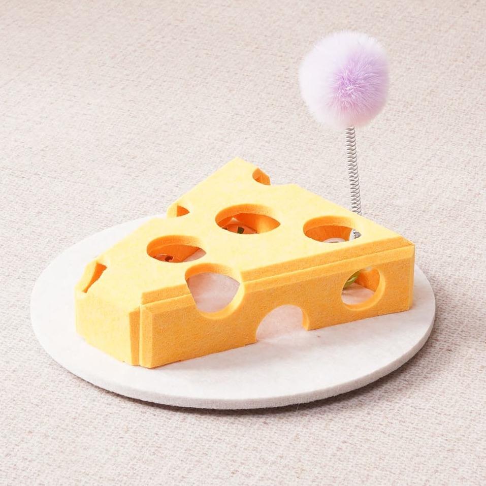 Enrichment scene for cats and small dogs engaging in solo play